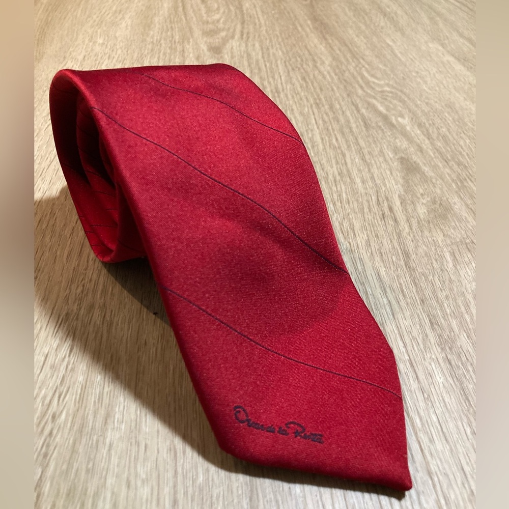 Oscar de la Renta red tie